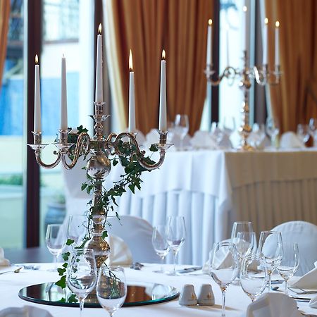 Grand Serai Congress And Spa Ioánnina Exteriér fotografie A candelabra on a table