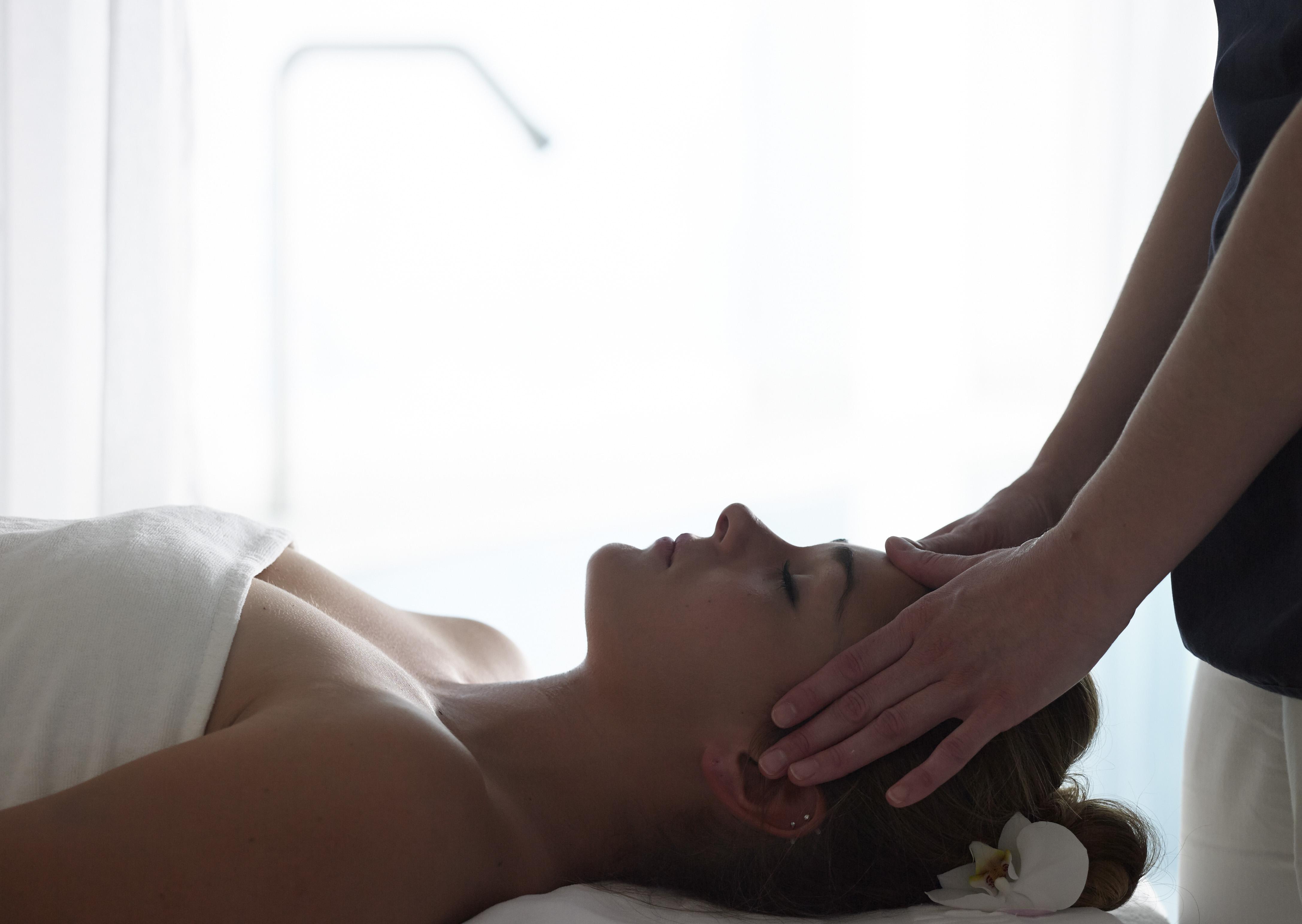 Grand Serai Congress And Spa Ioánnina Exteriér fotografie A woman receiving a head massage