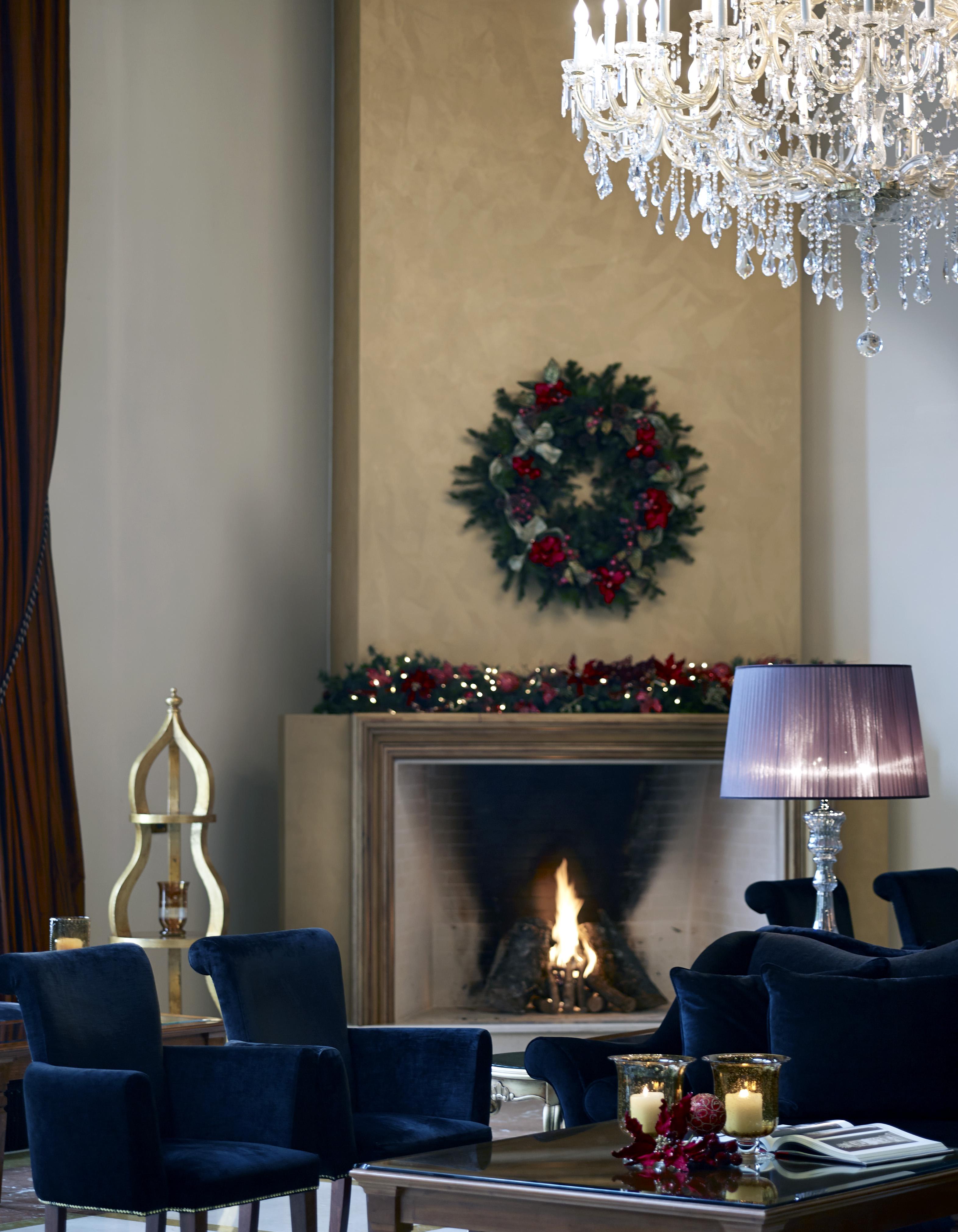 Grand Serai Congress And Spa Ioánnina Exteriér fotografie A fireplace decorated for Christmas