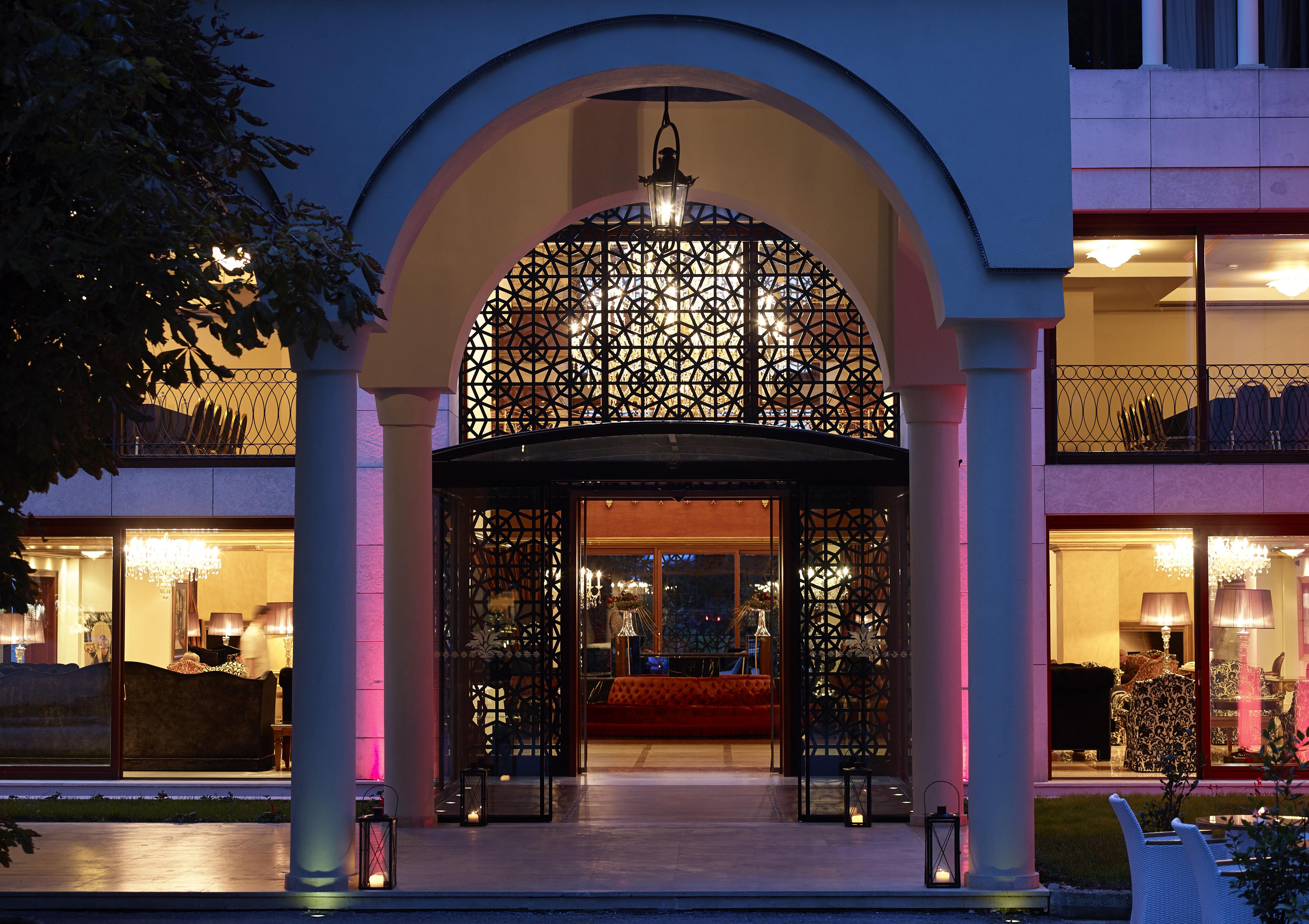 Grand Serai Congress And Spa Ioánnina Exteriér fotografie Entrance to the hotel
