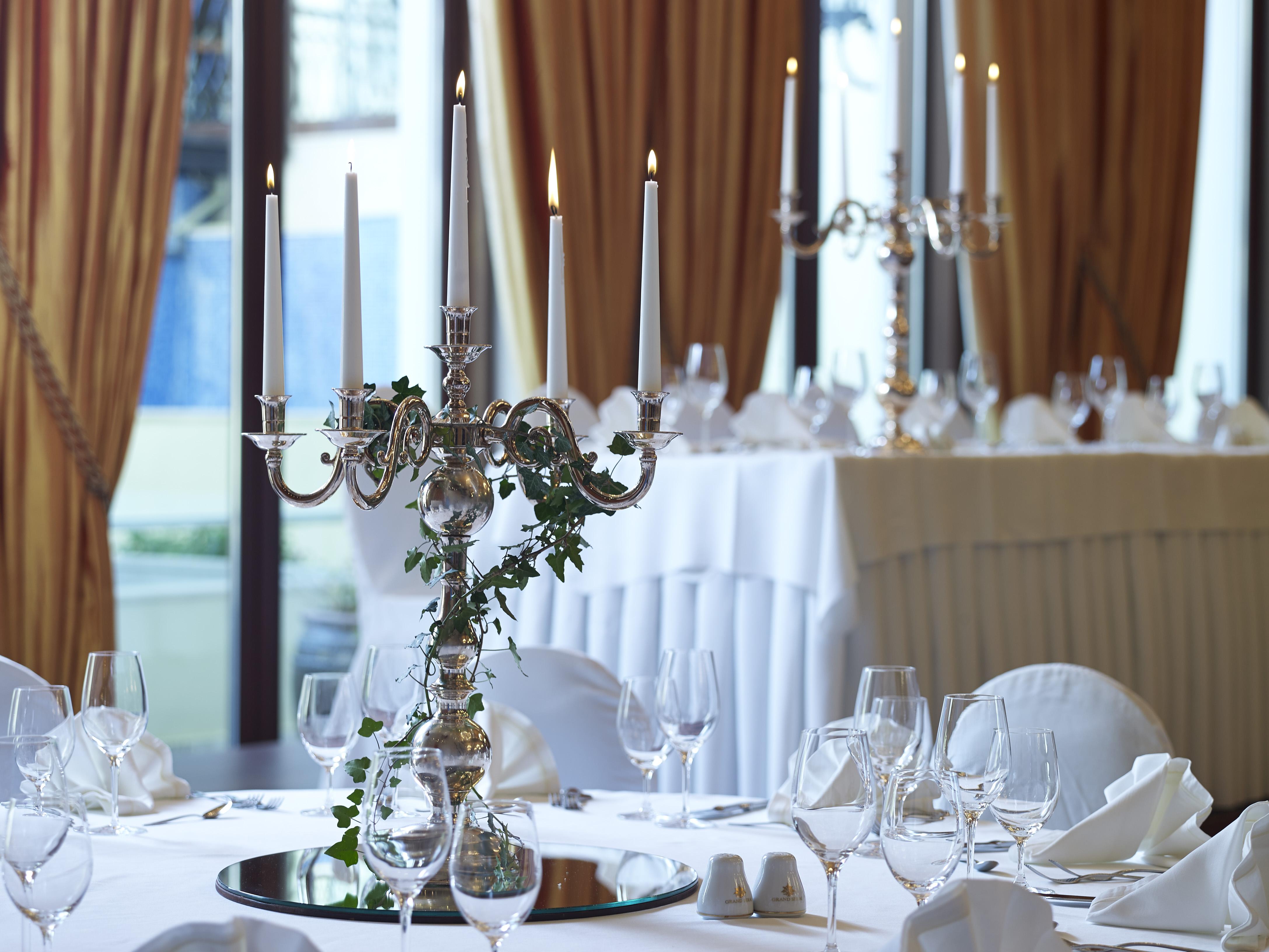 Grand Serai Congress And Spa Ioánnina Exteriér fotografie A candelabra on a table