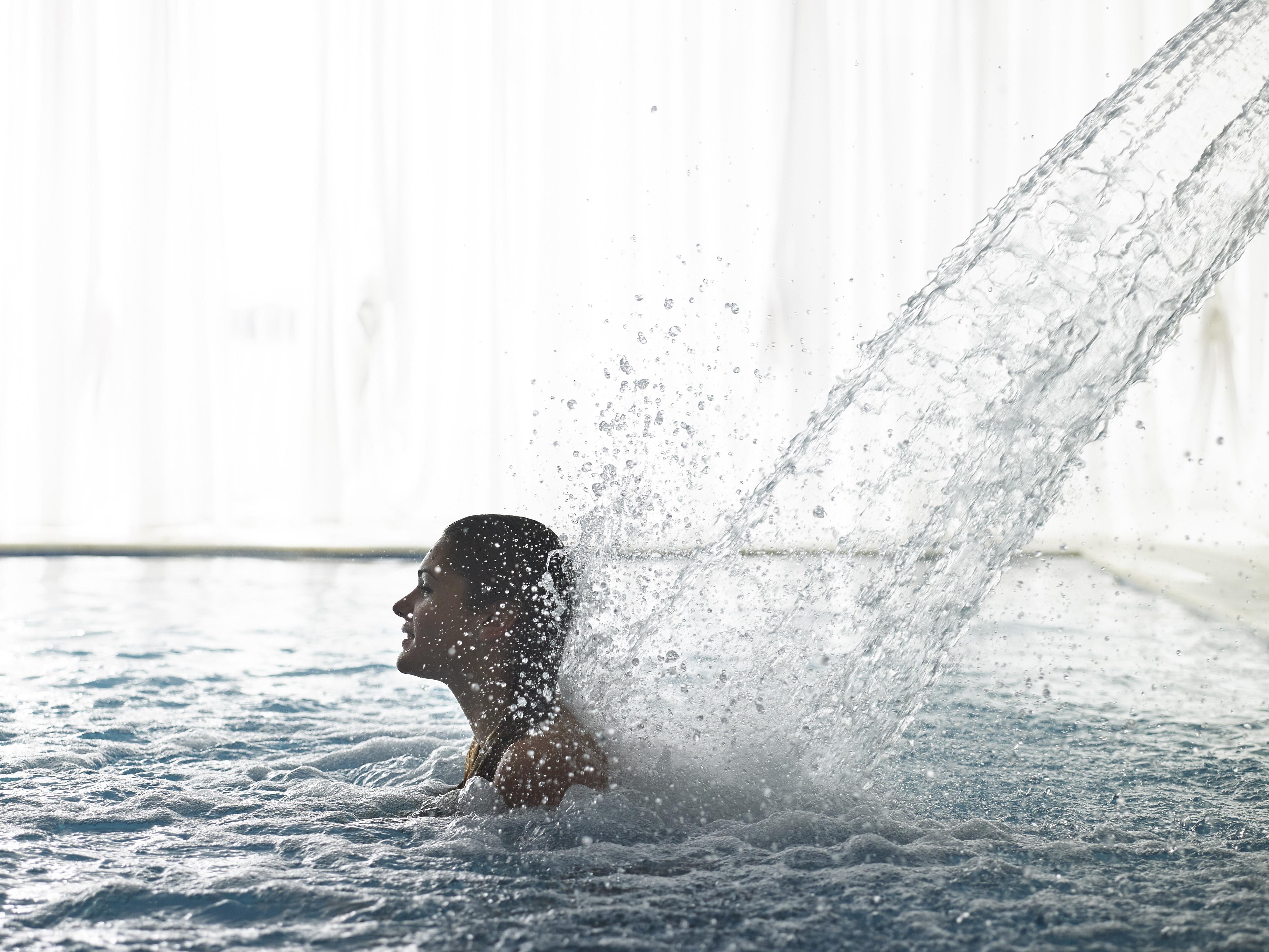 Grand Serai Congress And Spa Ioánnina Exteriér fotografie A woman showering in a swimming pool