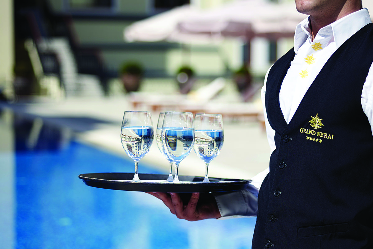 Grand Serai Congress And Spa Ioánnina Exteriér fotografie A butler at Grand Serai